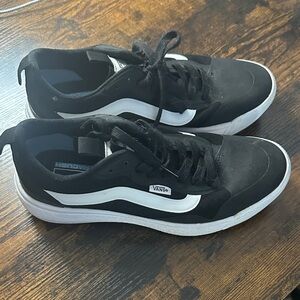 Vans Womens Ultra Range Black and White Sneakers size 8